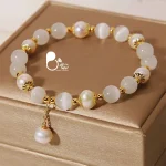 قیمت و خرید دستبند سنگ طبیعی و مروارید پرورشی، نمادی از آرامش و ظرافت زنانه🌸 کیفیت بالا، طراحی ساده و شیک، مناسب هدیه و استفاده روزمره. دستبند سنگ و مروارید