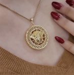 گردنبند ورساچ کویین