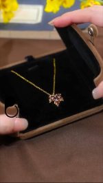 گردنبند برگ قرمز بیوتی زیورآلات مخصوص خانم های خوش سلیقه و کپی شده از روی نمونه طلا